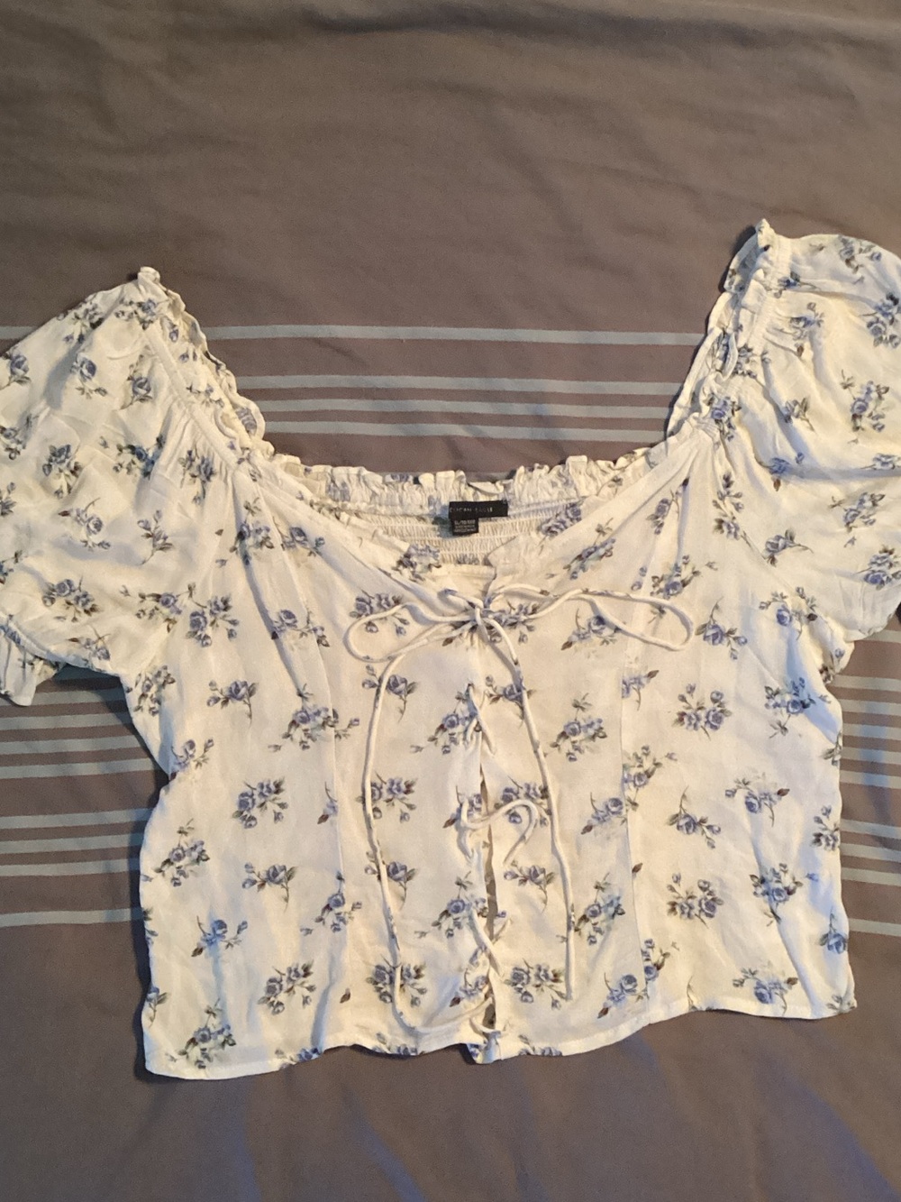 American Eagle Outfitters White Floral Tie-Front Crop Top